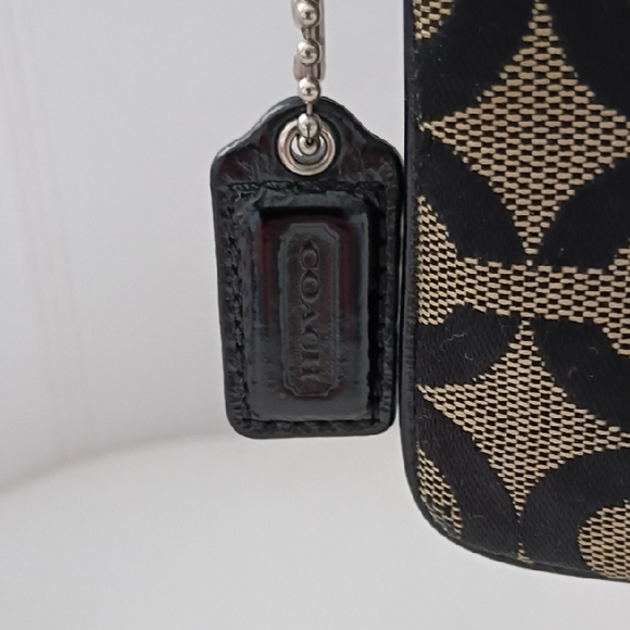 Coach Poppy Brown Floral And Heart Wristlet With Signature "C's" *EUC* - Picture 4 of 9